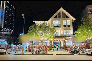 siêu phẩm.cho thuê nhà mặt phố xuân la.phố văn phòng và sinh viên.dt 150m2 x 3 tầng,mt cực rộng 18m