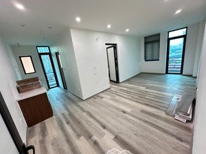 chính chủ cho thuê căn hộ 2n 2wc dt 58m2 mới cứng tại 66 cốm vòng - duy tân - cầu giấy gía 10tr/th