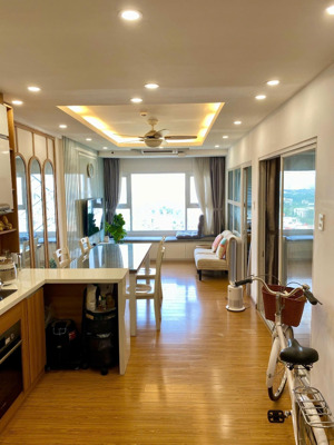 chính chủ bán căn hộ 55m2 1 phòng ngủ + 1 phòng làm việc; nhà hướng đông bắc