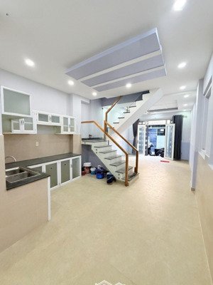 chợ phạm văn hai - sân bay , nhà có kết cấu, ngang 3,8m giá chỉ nhỉnh 5 đồng