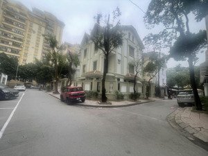 cho thuê nguyên căn biệt thự 4 tầng 300mx4tầng giá 75tr