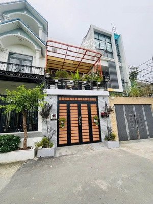 [ 2 tỷ 150 ] nhà bán ngay ga metro, đường nguyễn xiển . dt 56m2. sổ riêng . lh quân