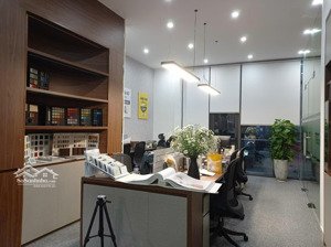 chính chủ cho thuê văn phòng 110m2 - 290m2 sẵn nội thất tại ngoại giao đoàn giá 300k/m2