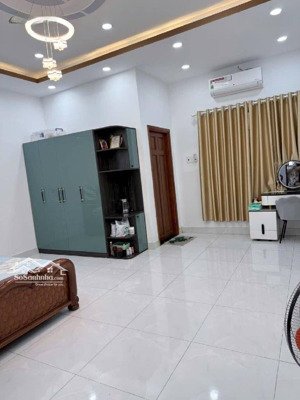 diện tích khủng: ngang 5m, dài 18m. đúc 4 tầng, hẻm xe hơi