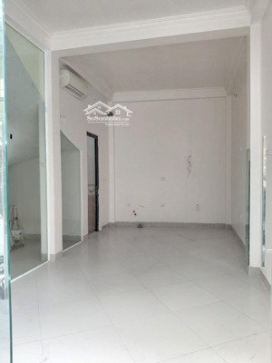 mặt phố kinh doanh hai bà trưng. diện tích 35m x 5 tầng. mt5.49m. giá 15 tỷ hơn. lh 