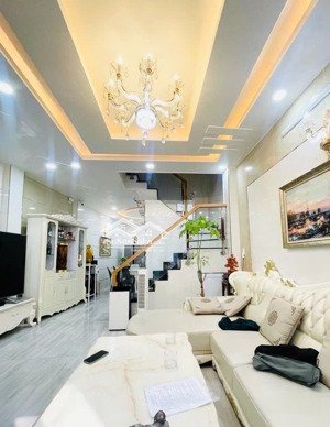 q7 không có căn thứ 2. hxh thông bàn cờ. nhà đẹp 4 tầng ở ngay. chỉ 7 tỷ nhẹ