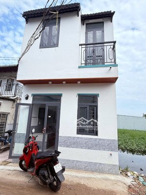 cần bán căn nhà nhỏ ngay mặt tiền đường 1 trệt 1 lầu 20m2 đường oto 395tr sổ sách đầy đủ, nhà mới