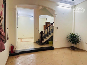 phố trịnh đình cửu, lô góc, một nhà ra phố, 10m ô tô tránh. dt: 47m2. mt: 5m