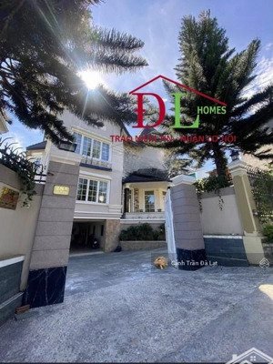 biệt thự sân vườn 2 mặt tiền hẻm ngay trung tâm. diện tích tốt, cách hồ xuân hương 2,5km. giá 22 tỷ