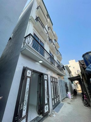 hàng hot!! trong đê!! nhà 4 tầng full nội thất cách quốc lộ 6 chỉ 400m. phải thật nhanh các bác nhé