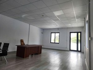 cho thuê nhà 2 tầng, diện tích 300m²ô tô 50 chỗ vào tận nơi (phú viên, bồ đề ở gần chân cầu chương
