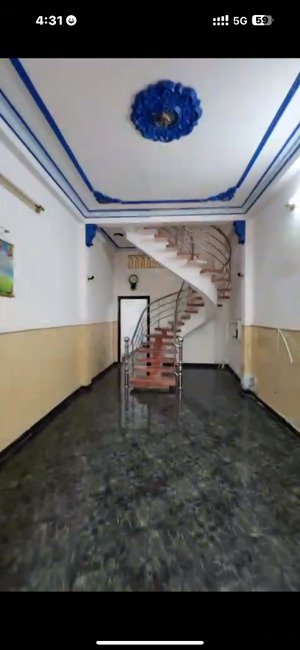 nhà chính chủ lâu đời bán gap gd cv gia đình. hem xe tải đậu trước nhà, thông nhiều ngõ