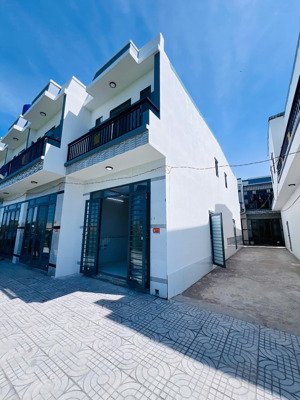 bán căn nhà ngay góc, mới 100%, đường ô tô 7m, 1 trệt, 1 lầu, 2pn, 2wc. bao giấy tờ điện nước