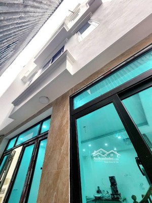 chính chủ bán nhà bắc lãm
dt:30m2,5tầng
giá:5,55tỷ
gần chợ bắc lãm - khu vực hiếm nhà