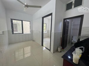 chính chủ cho thuê 1pn 40m2 cửa sổ rất thoáng có sẵn nt ngay đh nguyễn tất thành