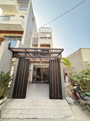 nhà đẹp diện tích rộng full nội thất cao cấp - hẻm xe hơi thông sát bên hà huy giáp quận 12