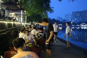 (chính chủ) tôi cần bán nhà mặt hồ, mai anh tuấn, q đống đa, dt 220m2 x 5t, mt 10m, lô góc. 125tỷ