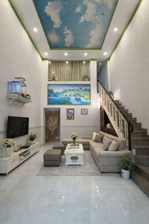 ngay chợ tân bình, nhà đẹp đón tết, ngang 4,5m dài 13m, xây 2 tầng