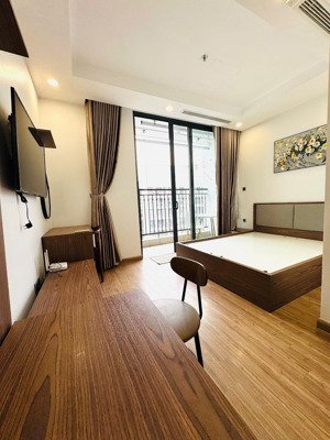 cần bán căn studio toà g3 diện tích 25,5m full nội thất sẵn sổ và hđ khách thuê. lh xem