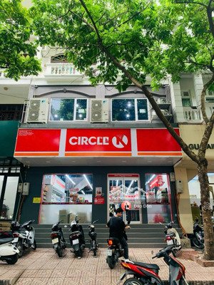 cho thuê nhà mặt phố nguyễn phong sắc dt: 90m2 x 2t mt: 6m giá thuê 35tr/tháng kd mọi mô hình