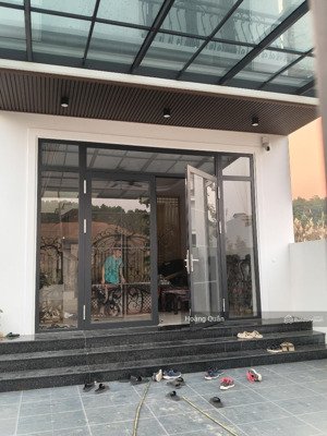 thuê nhà 3 tầng mặt phố - 220 m2 giá 12tr/th nguyễn đức cảnh, 5 ngủ, 3 điều hoà, 3 tv 60 inch