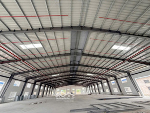 cho thuê xưởng dtsd 10.000m2 rẻ 71n/m2 p. tân uyên, tphcm. bd cũ, bình điện lớn, hoàn công, pccc đủ