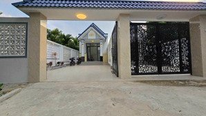 bán nhà biệt thự mới xây. có 50m thổ cư và sân đậu xe ô tô 7 chổ.