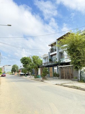 tôi cần bán lô đất diện tích rộng 110m2 - đường 7m5 trung hoà 1 - gần cầu khuê đông