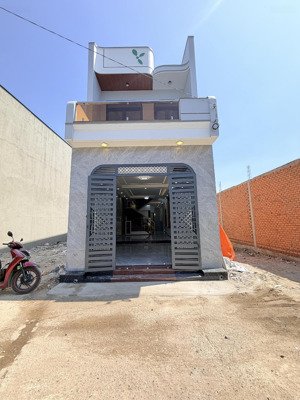 chủ gửi bán căn nhà 1 trệt 1 lầu phường biên hoà. dt: 4,2x19,4=81,6m2. giá: 3tỷ950