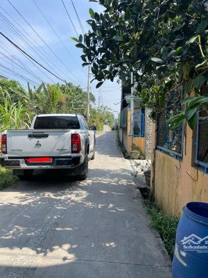 ông anh cần bán nền đất 127m ngang 6,4m cách hùng vương 40m, cách 25c 500m giá 2,3tỷ. lh 