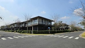 một căn biệt thự phía sau là kênh đào - view đẹp - thoáng mát - giá vô cùng hấp dẫn