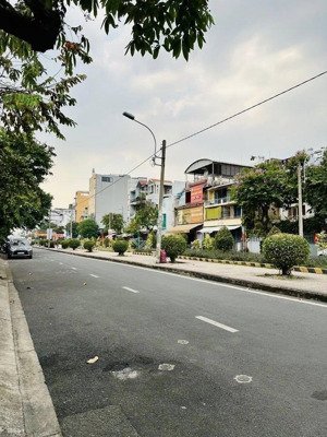 mặt tiền đường 30m có lề view công viên 85m khu bàn cờ họ lê thông nguyễn sơn nhỉnh 12 tỷ