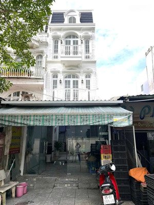 cần tiền nên bán gấp căn nhà ngay chợ đầu mối bình điền, đang cho thuê 20 triệu/tháng