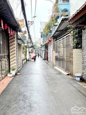 8,6 tỷ - 15m ra ô tô, dt 40m2 *6t thang máy, mt 5,5m, ba gác phi thông vòng quanh