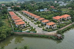 cắt lỗ 300 triệu bán gấp mảnh 100m2 mặt tiền 10m view hồ. nằm sát khu cnc và học viện tài chính