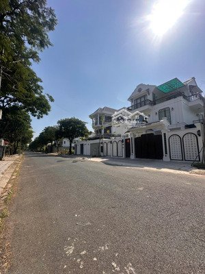 gấp bán biệt thự 180m2 -đường lớn rộng 16m ra liên phường- global city - sẵn hđ thuê 26tr/tháng