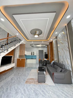 bán gấp nhà 2 tầng, diện tích 76m2 (5x15), đường xe hơi vào tới nhà, vị trí đối diện chợ linh trung