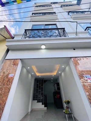 nhà mới yên bệ 30m x 5 tầng hơn 5 tỷ mặt ngõ thông, ô tô cách 20m