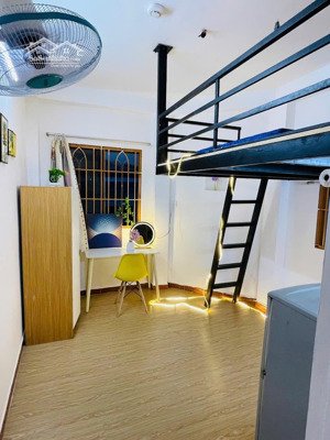 studio cửa sổ siêu rộng gác cao 2m