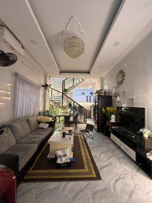 chốt nhỉnh 7 tỷ - lê đại hành quận 11 kế q10- hẻm nhựa 6m - 5 tầng - tặng full nội thất.