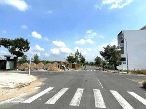 cần tiền bán gấp lô đất 95m2 giá chỉ 2ty2 gần thị trấn long thành, dân đông sổ sẵn.