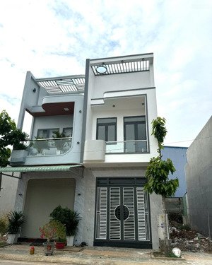 bán gấp nhà trung tâm tân hiệp tân uyên bình dương