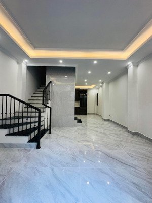 ô tô đỗ cổng phố minh khai nhà đẹp 2 thoáng ở ngay 47m x5t giá nhỉnh 8 tỷ sổ cc có tl