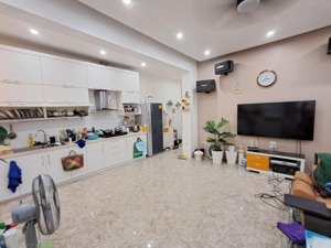 ngay mặt phố cửa nam view vườn hoa khung cột chắc chắn - bạn công thoáng mát - ban công riêng biệt