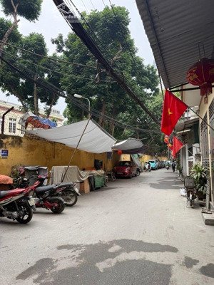 chủ nhà cần bán mảnh đất văn quán.
đường ô tô.
diện tích: 92m* mt6m.
giá bán 199triệu/m. có bớt.