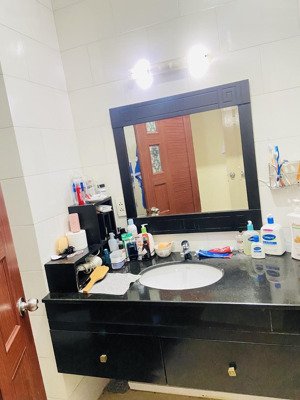 nhà chính chủ cần tiền bán trước tết, giảm chào 400tr. giá chào mới 8.5 tỷ. hẻm xe hơi đậu cửa.