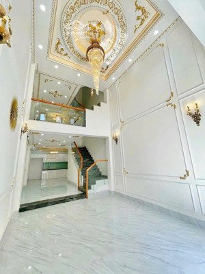 bán nhà : đường trương định/ q3 . 75m2/ giá 4.6 tỷ , đang cho thuê 25tr/t . giáp quận 1