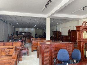 cho thuê mặt bằng 2 mặt tiền tôn đức thắng . dtsd 2000 m2 . vị trí siêu đẹp