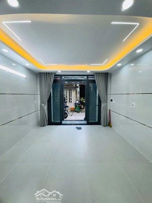 bình tân. giá chỉ: 5 ty bé.kẹt tiền lắm rồi, có bán là bán liền. nhà đẹp 4 tầng: dt: 5x12. 4pn