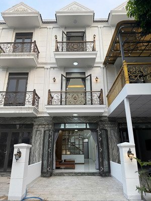 nhà 3 tấm hoàn công, full nội thất cao cấp. gần bigc .gia: 7ty. lh: 